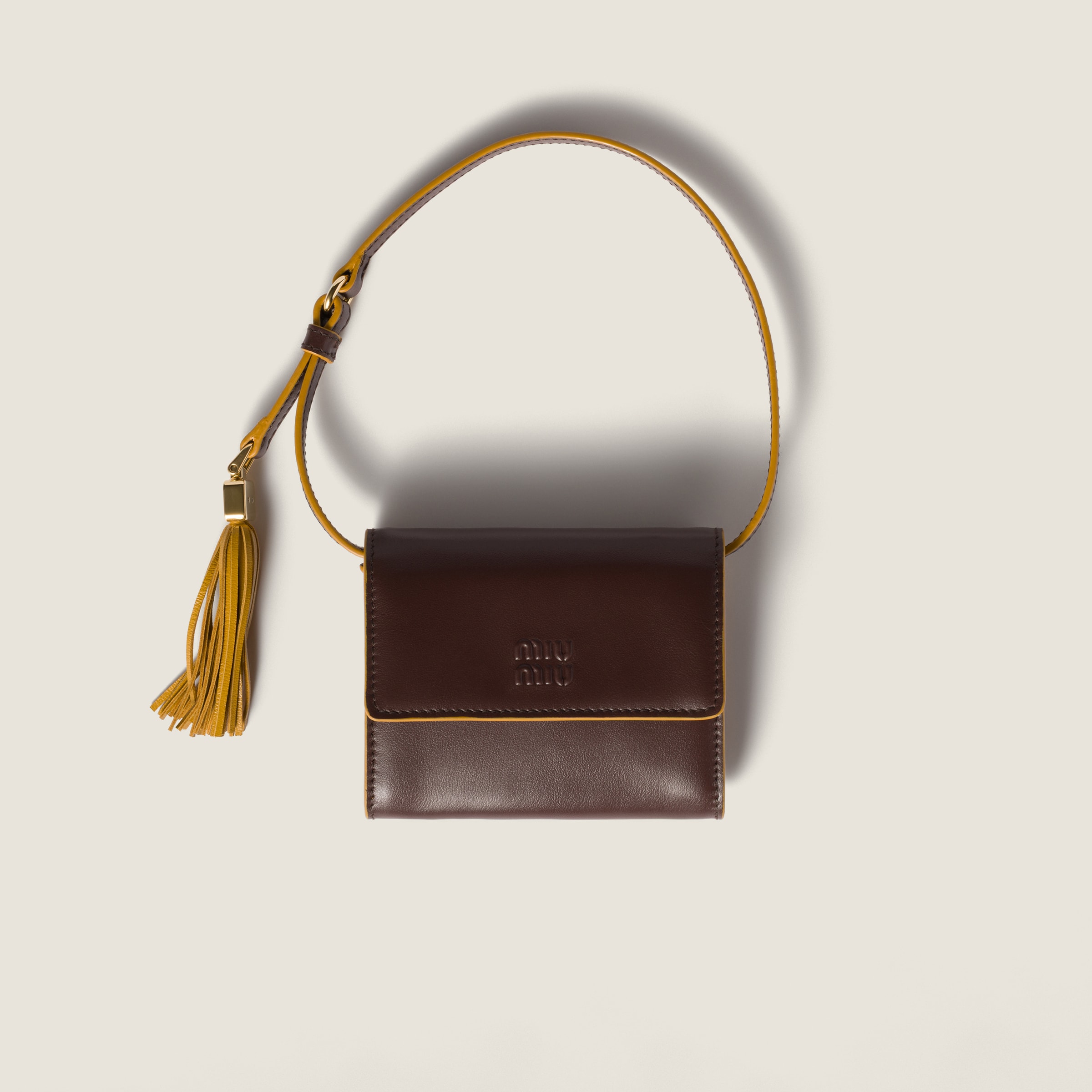Кожаный кошелек с наплечным ремешком MIU MIU, коричневый
Кожаный кошелек с наплечным ремешком MIU MIU, коричневый