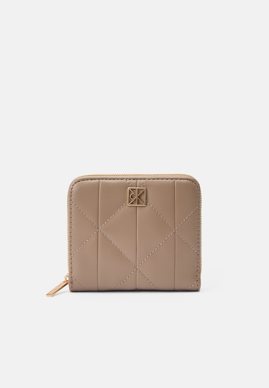Кошелек Calvin Klein QUILTED SQUARE ZIP AROUND, Desert Taupe/Taupe
Кошелек Calvin Klein QUILTED SQUARE ZIP AROUND, Desert Taupe/Taupe