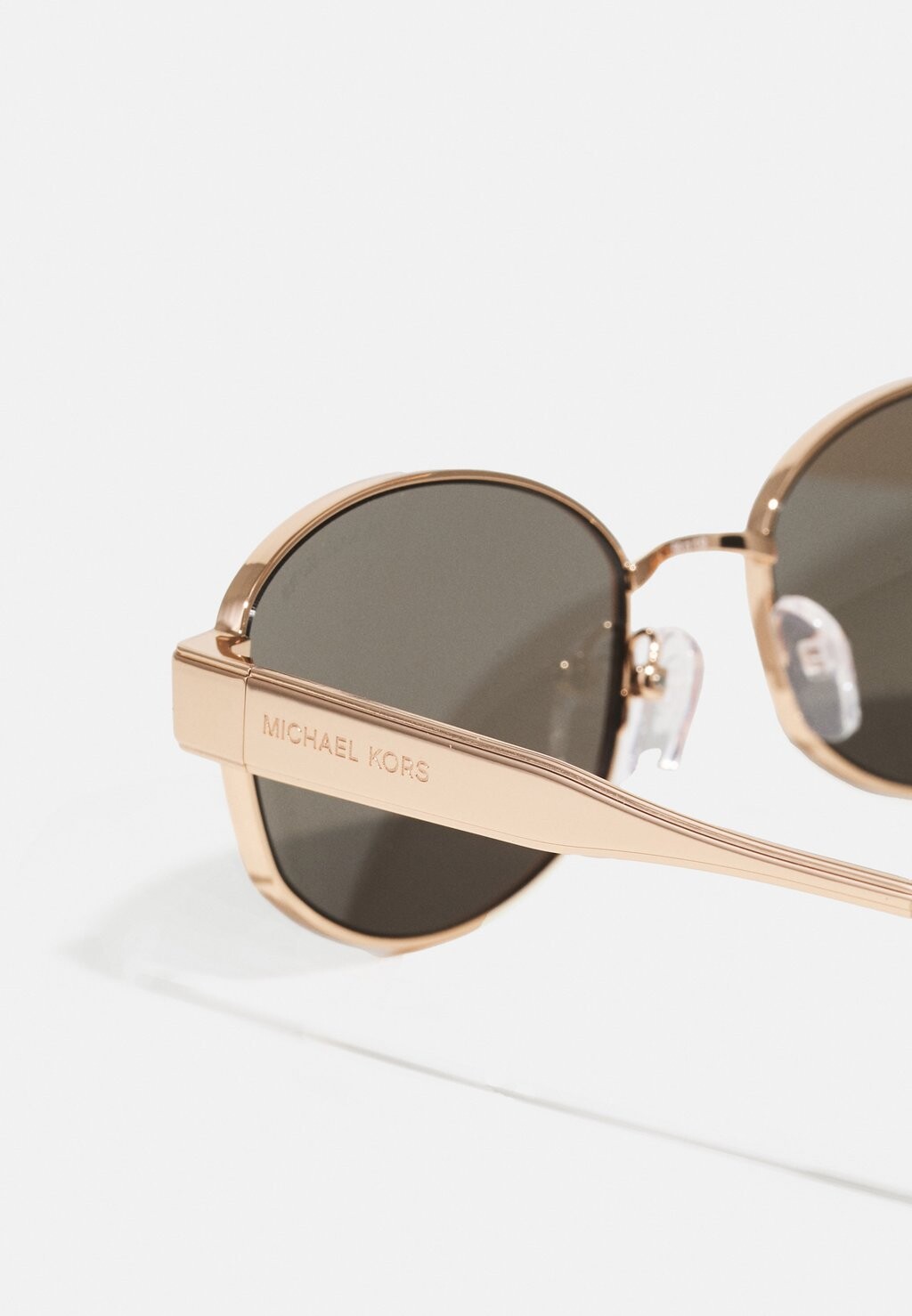 Солнцезащитные очки MONTE CARLO Michael Kors, цвет розового золота
Солнцезащитные очки MONTE CARLO Michael Kors, цвет розового золота