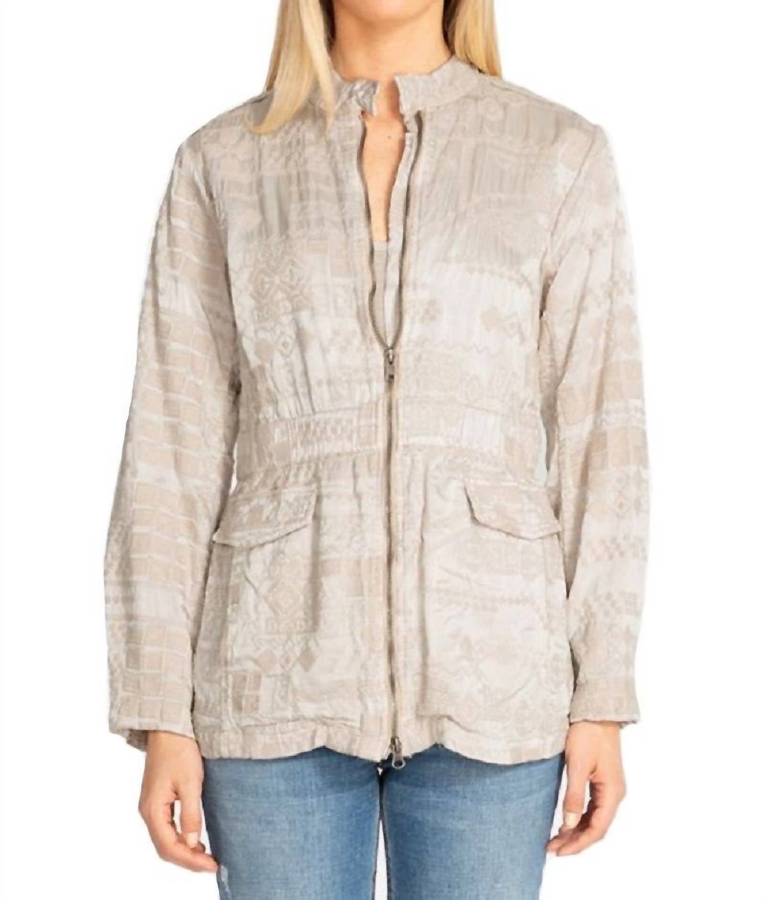 Бордовый атласный пиджак в античном стиле Johnny Was
Бордовый атласный пиджак в античном стиле Johnny Was