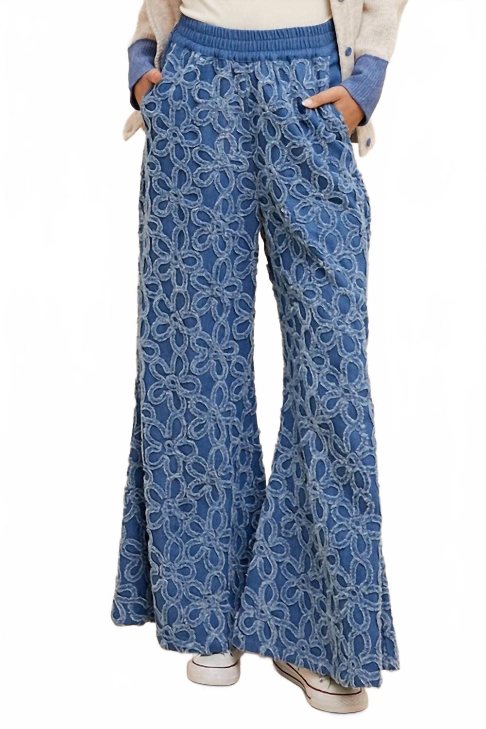 AnnieWear Брюки-палаццо из синей джинсовой ткани с цветочным узором
AnnieWear Брюки-палаццо из синей джинсовой ткани с цветочным узором
