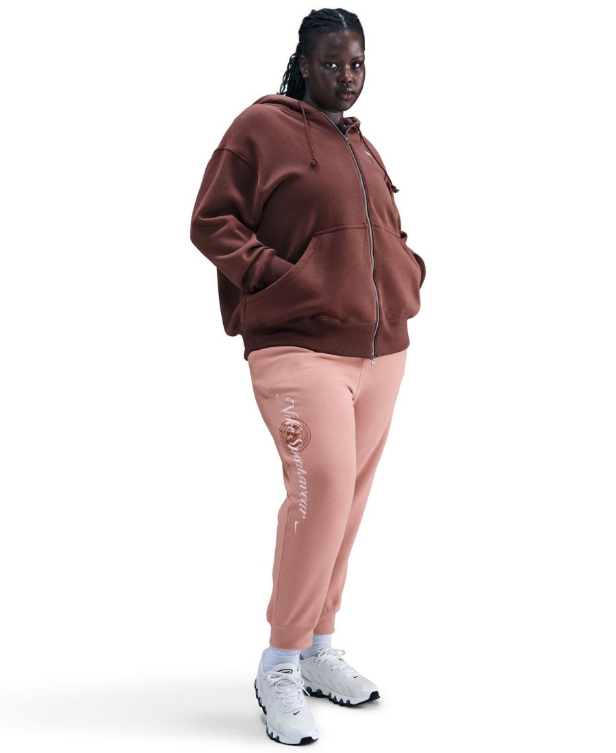 Спортивные брюки-клеш средней посадки с графическим принтом, размер Plus Size, от Sportswear Club Nike, Rose Gold/Sail
Спортивные брюки-клеш средней посадки с графическим принтом, размер Plus Size, от Sportswear Club Nike, Rose Gold/Sail