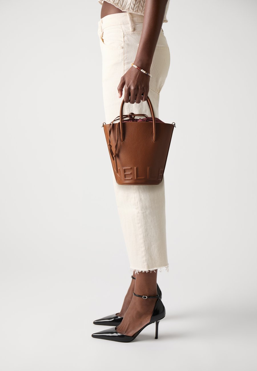 Сумка Coccinelle MYRTHA MAXI, Cognac
Сумка Coccinelle MYRTHA MAXI, Cognac