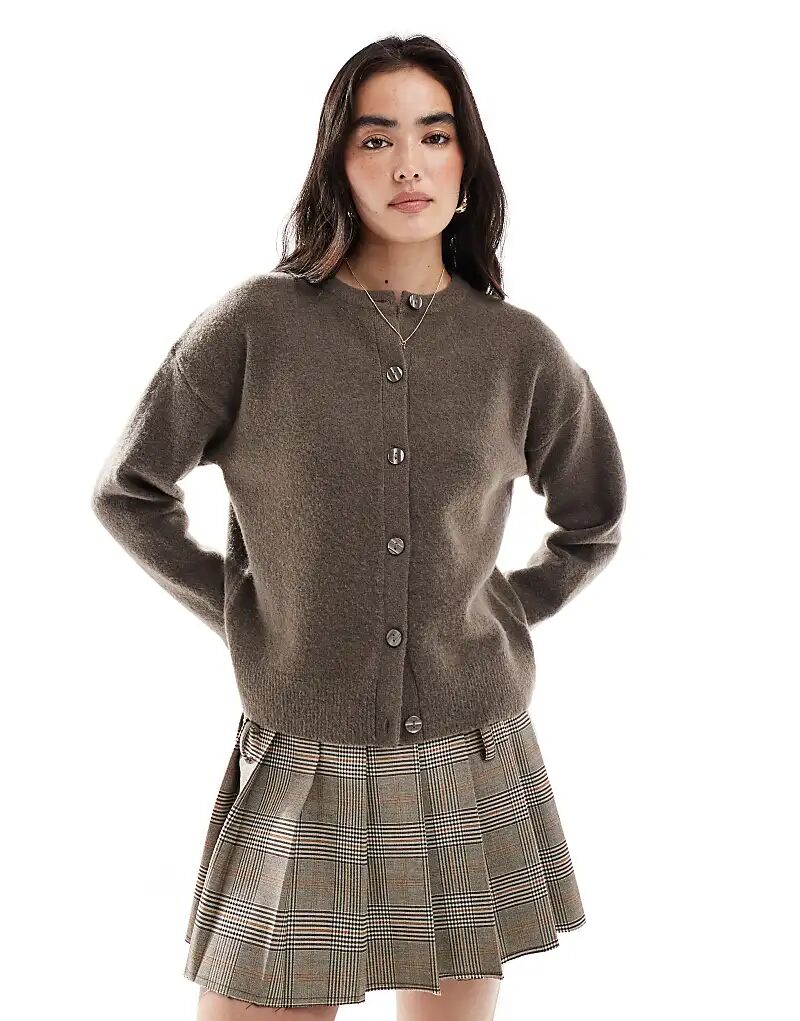 Кардиган New Look с круглым вырезом и застежкой на пуговицы бежевого цвета
Кардиган New Look с круглым вырезом и застежкой на пуговицы бежевого цвета