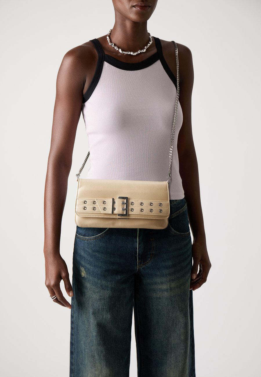 Сумка кросс-боди Steve Madden BSITTER, Bone/Silver-Coloured/Off-White
Сумка кросс-боди Steve Madden BSITTER, Bone/Silver-Coloured/Off-White