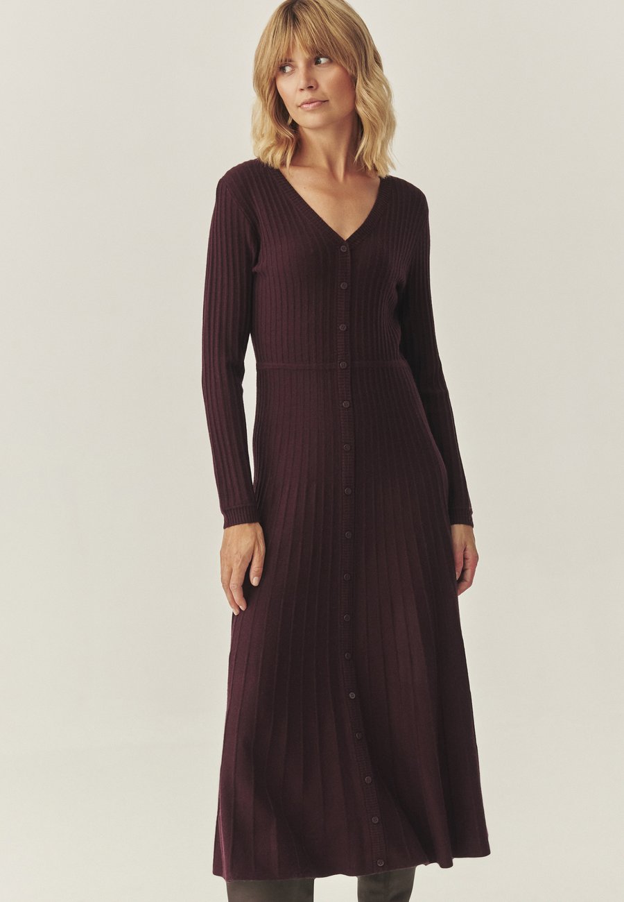 Платье TATUUM Jumper dress, Wine/Dark Red
Платье TATUUM Jumper dress, Wine/Dark Red