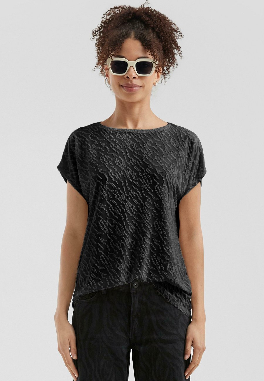 Футболка QS LEICHT TRANSPARENTES MIT AUSBRENNERMUSTER, Schwarz/Black, Черный, Футболка QS LEICHT TRANSPARENTES MIT AUSBRENNERMUSTER, Schwarz/Black
Футболка QS LEICHT TRANSPARENTES MIT AUSBRENNERMUSTER, Schwarz/Black, Черный, Футболка QS LEICHT TRANSPARENTES MIT AUSBRENNERMUSTER, Schwarz/Black