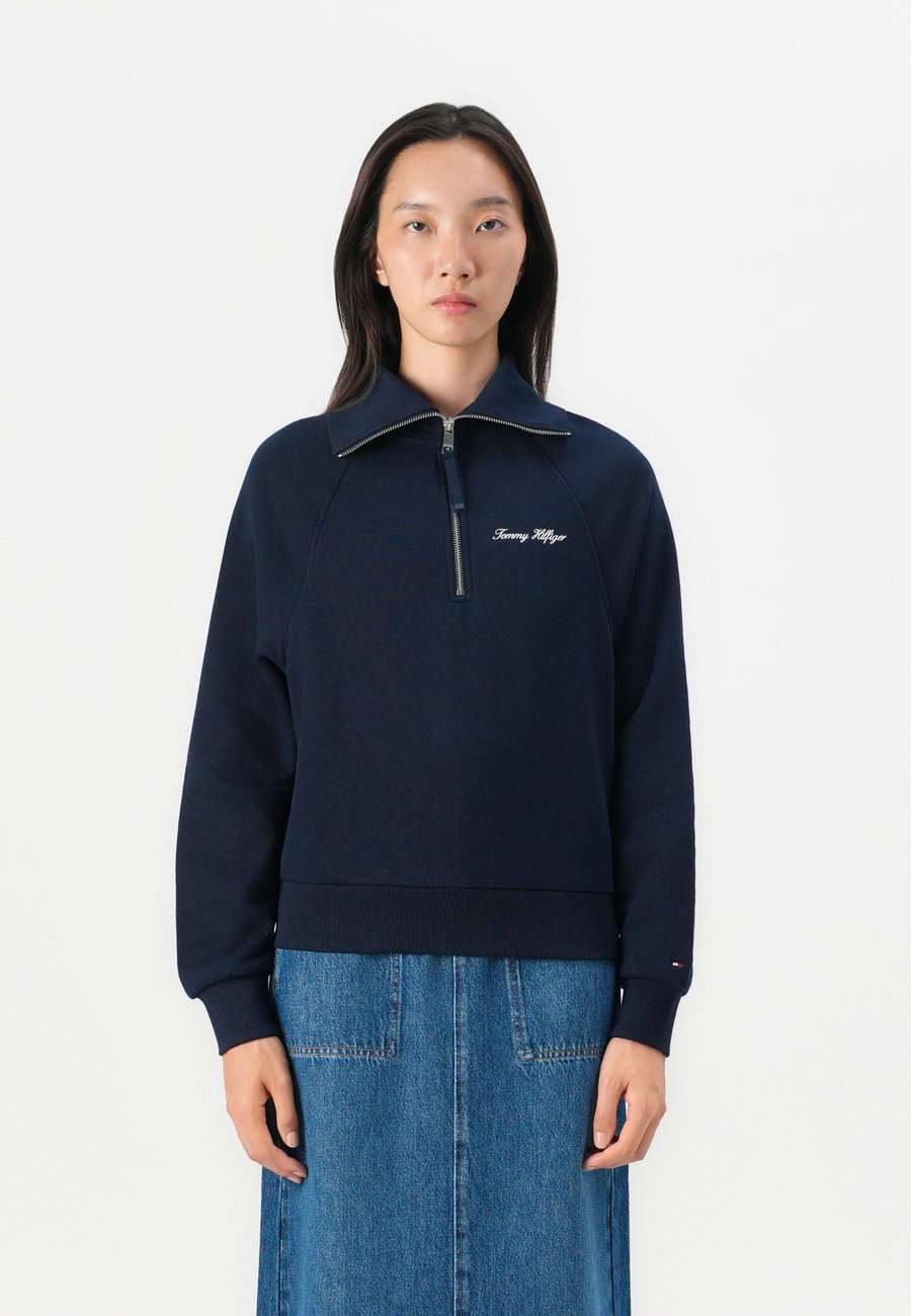 Толстовка Tommy Hilfiger CLASSIC SCRIPT HALF-ZIP, Dark Night Navy/Dark Blue
Толстовка Tommy Hilfiger CLASSIC SCRIPT HALF-ZIP, Dark Night Navy/Dark Blue