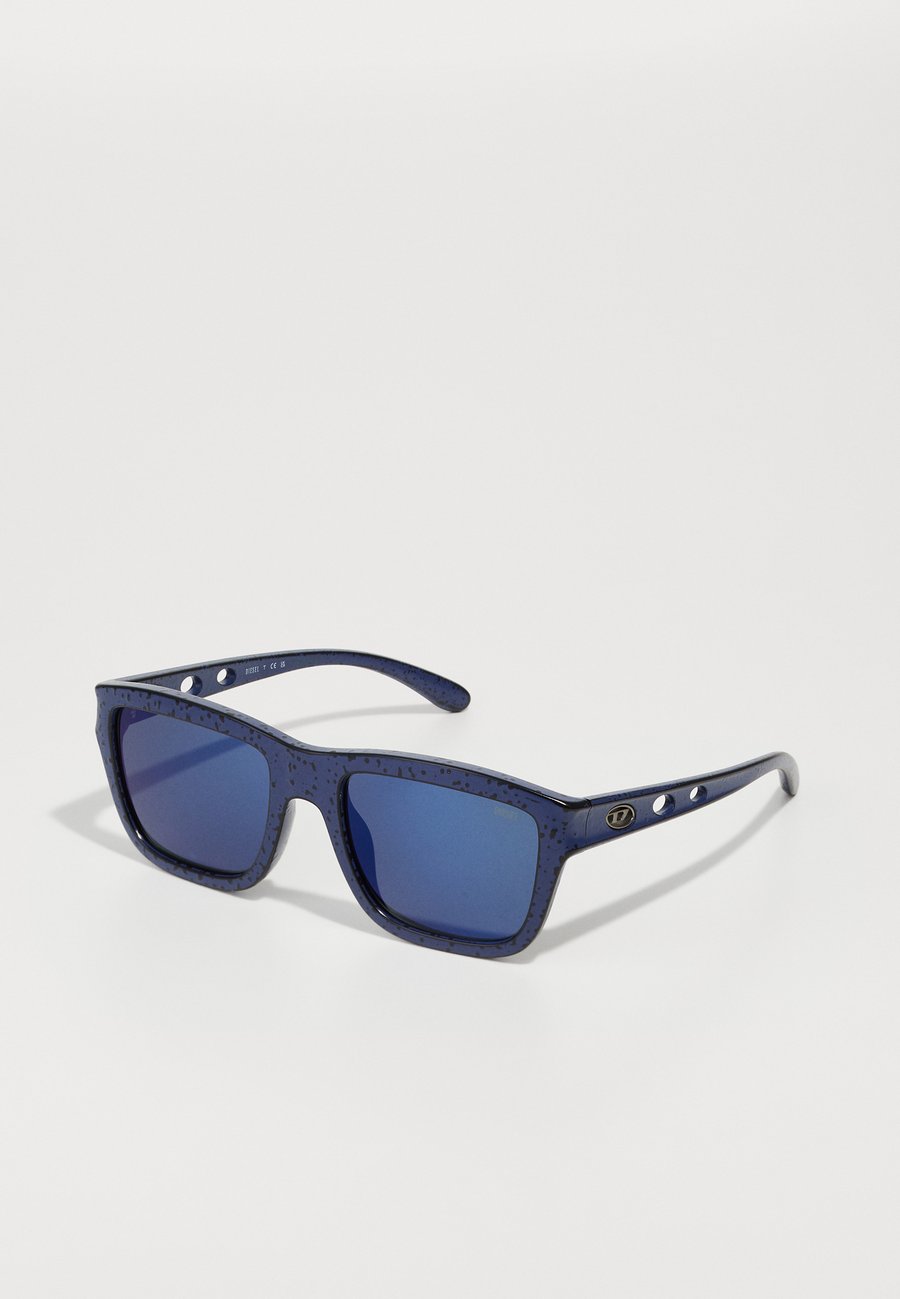 Солнцезащитные очки Diesel UNISEX, Blue/Barreling Black/Blue
Солнцезащитные очки Diesel UNISEX, Blue/Barreling Black/Blue