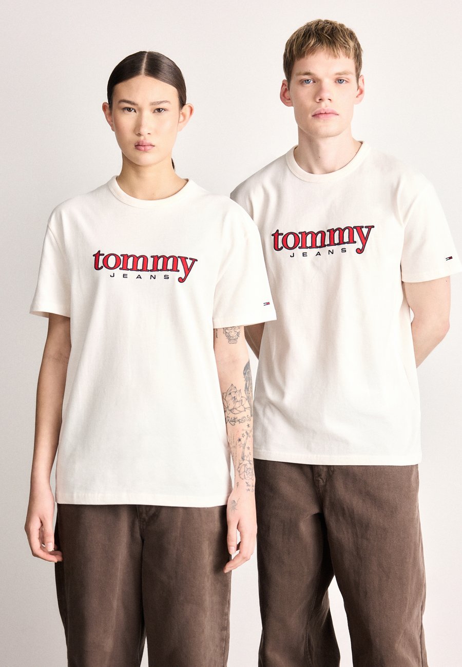 Футболка Tommy Jeans GRAPHIC UNISEX, Ancient White/White, Белый, Футболка Tommy Jeans GRAPHIC UNISEX, Ancient White/White
Футболка Tommy Jeans GRAPHIC UNISEX, Ancient White/White, Белый, Футболка Tommy Jeans GRAPHIC UNISEX, Ancient White/White