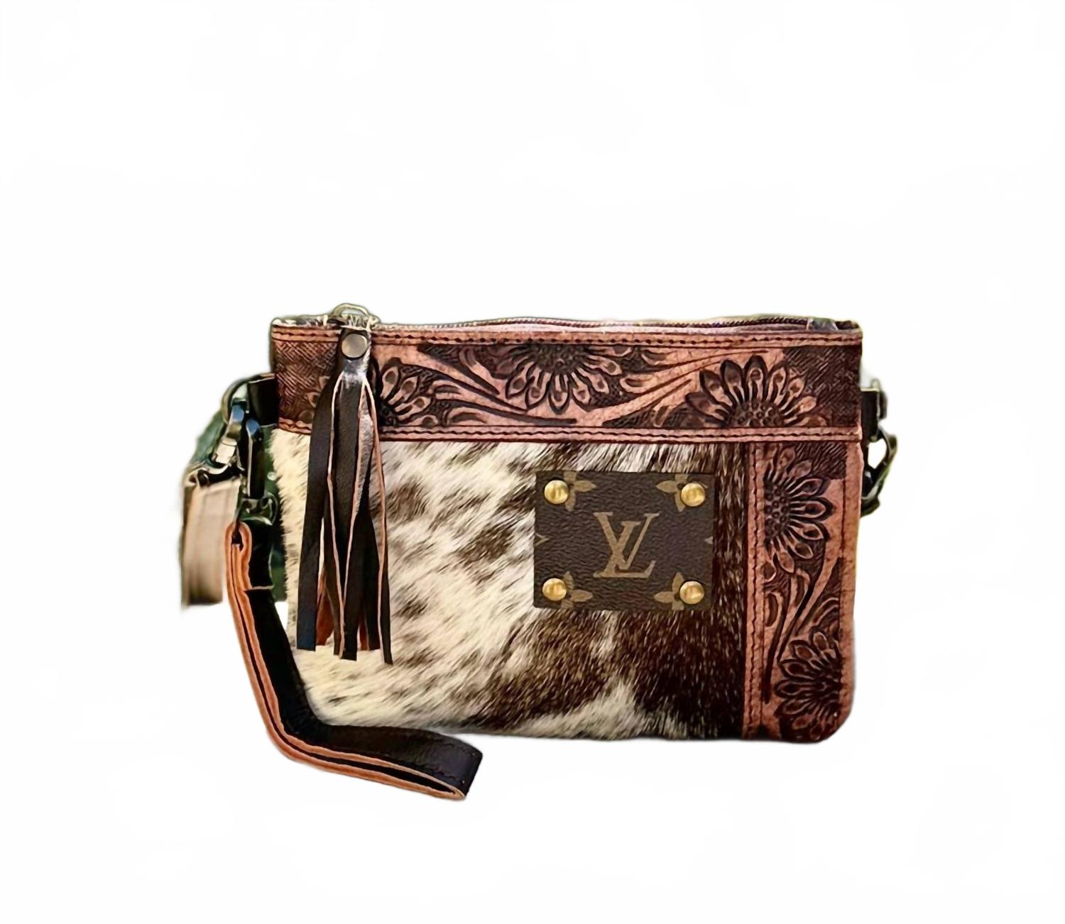 Женская сумка-кроссбоди из переработанной кожи LV в коричневом цвете Southern Junkie
Женская сумка-кроссбоди из переработанной кожи LV в коричневом цвете Southern Junkie