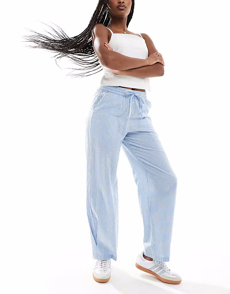 Брюки JJXX из сирсакера в синюю полоску
Брюки JJXX из сирсакера в синюю полоску