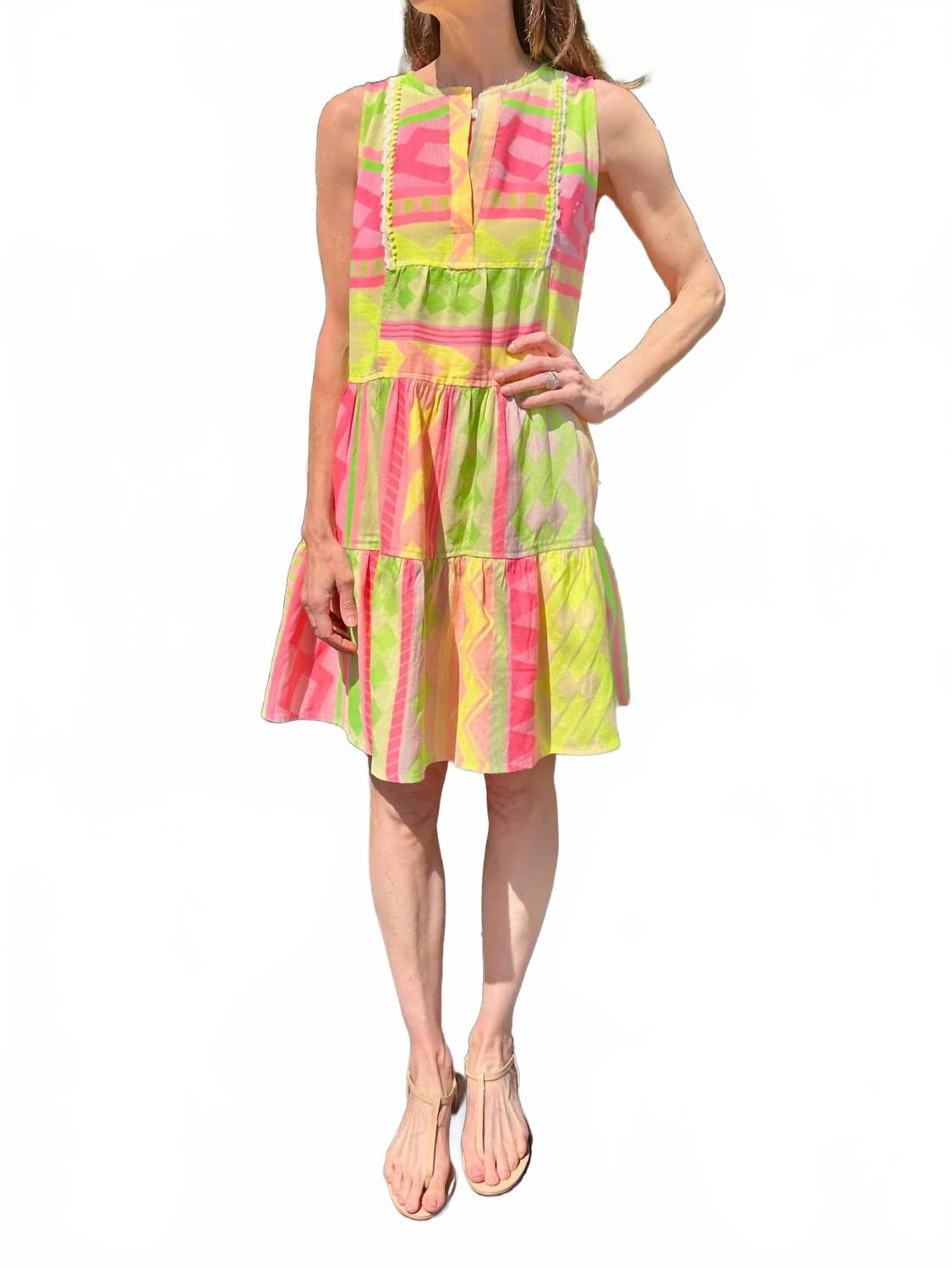 Ярусное короткое платье с принтом в неоновых оттенках NEMA
Ярусное короткое платье с принтом в неоновых оттенках NEMA