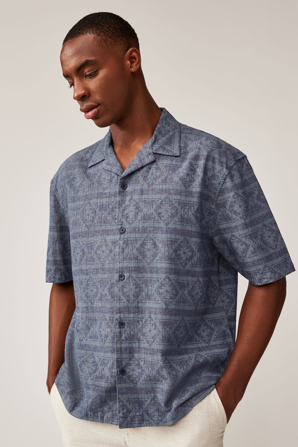 Рубашка с короткими рукавами в стиле навахо с принтом и кубинским воротником Next, синий
Рубашка с короткими рукавами в стиле навахо с принтом и кубинским воротником Next, синий