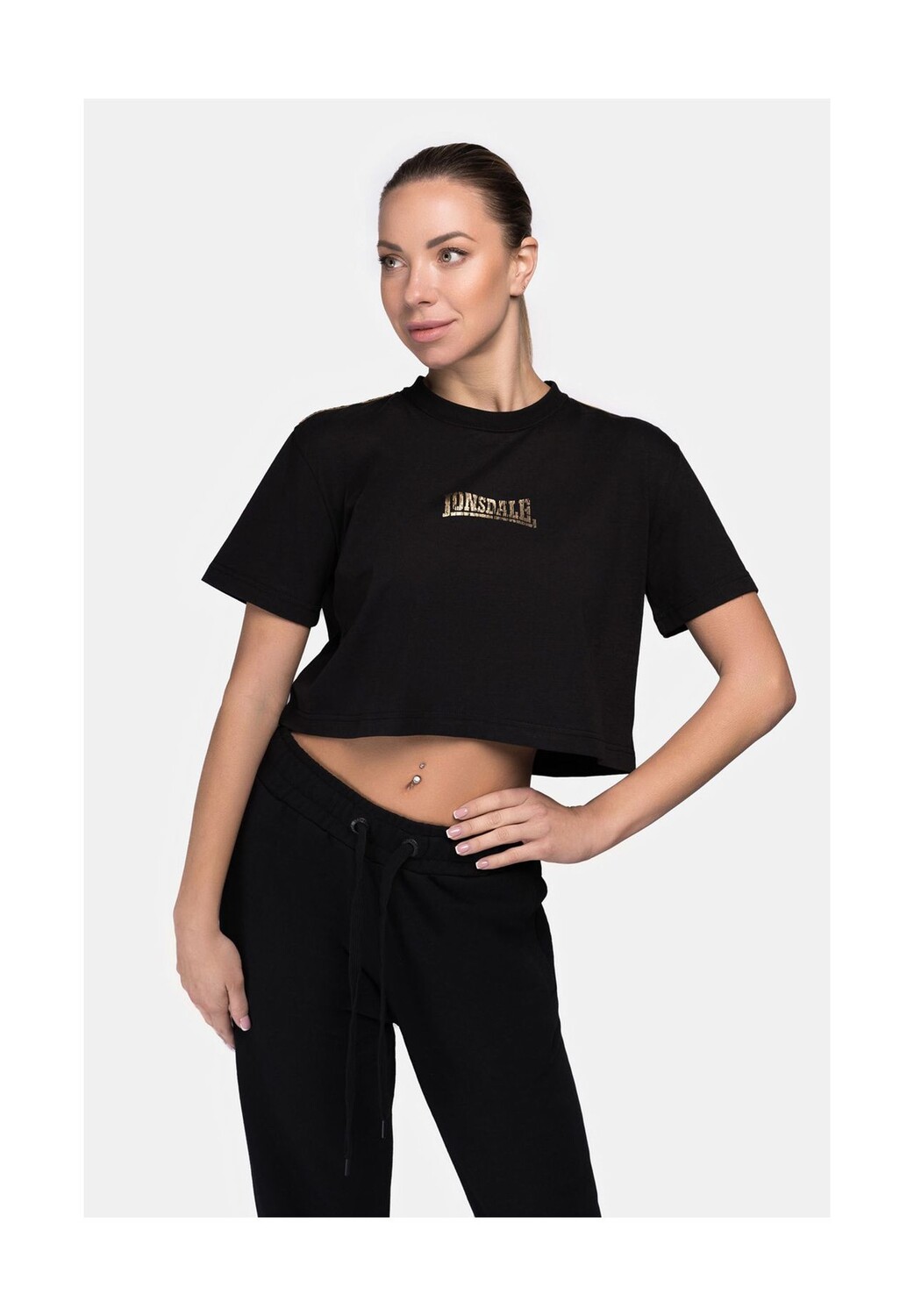 Женская укороченная футболка AULTBEA LONSDALE, черно-золотой, Черный, Женская укороченная футболка AULTBEA LONSDALE, черно-золотой
Женская укороченная футболка AULTBEA LONSDALE, черно-золотой, Черный, Женская укороченная футболка AULTBEA LONSDALE, черно-золотой