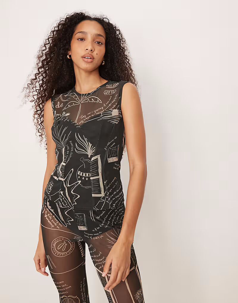 Футболка Never Fully Dressed с сетчатым верхом и черным принтом пальм - часть комплекта
Футболка Never Fully Dressed с сетчатым верхом и черным принтом пальм - часть комплекта