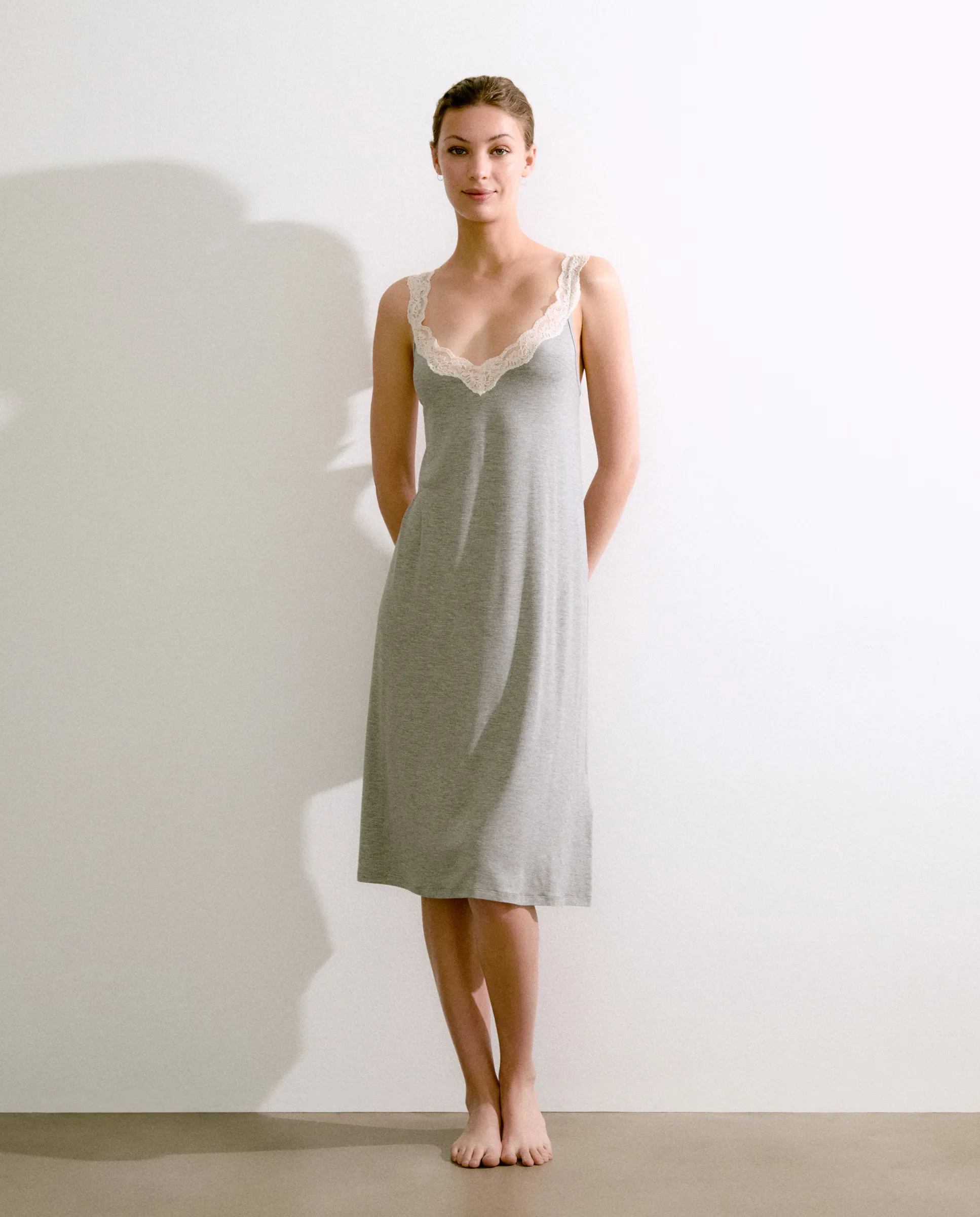 Ночная сорочка с бретелями и кружевом Énfasis, цвет 820 Gris medio
Ночная сорочка с бретелями и кружевом Énfasis, цвет 820 Gris medio