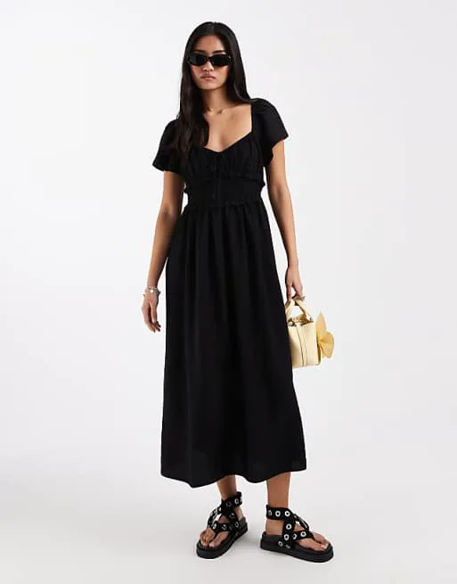 Черное платье миди с присборенными деталями New Look
Черное платье миди с присборенными деталями New Look