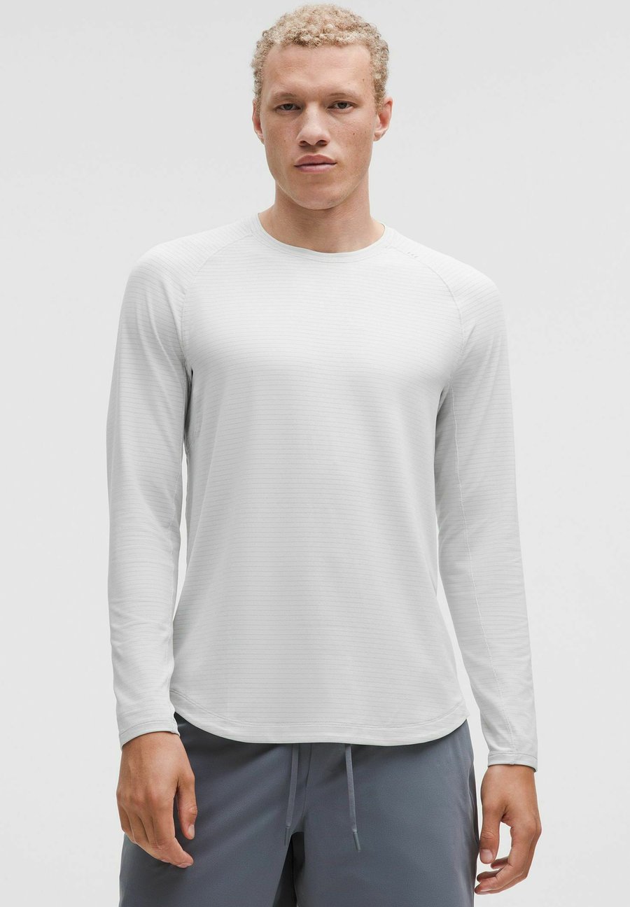 Топ lululemon LICENSE TO TRAIN DRYSENSE LONG SLEEVE, Heathered Vapor/White
Топ lululemon LICENSE TO TRAIN DRYSENSE LONG SLEEVE, Heathered Vapor/White