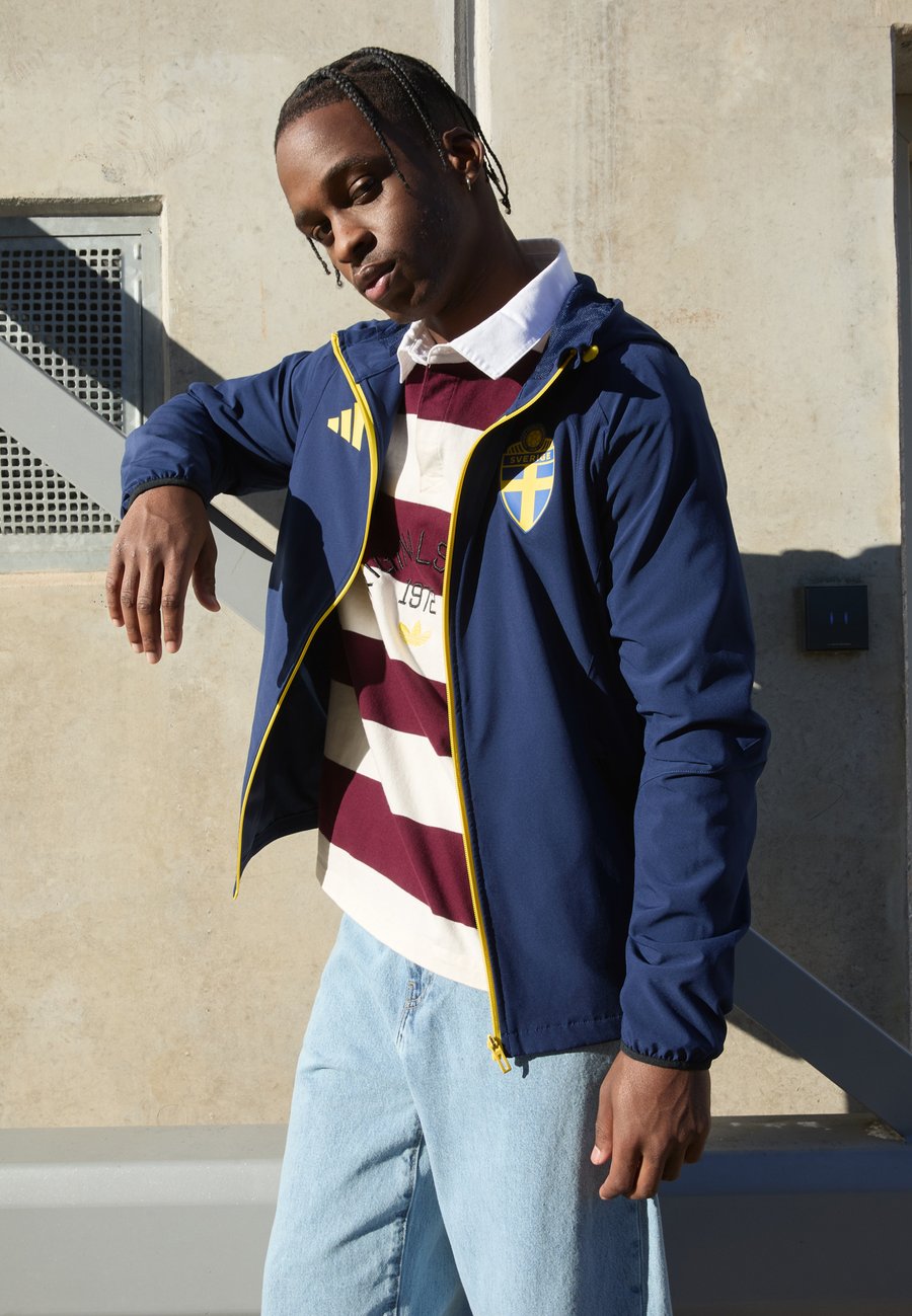 Куртка Adidas Performance SVFF SWEDEN TIRO TRAVEL FULL ZIP , Team Navy Blue 2/Dark Blue
Куртка Adidas Performance SVFF SWEDEN TIRO TRAVEL FULL ZIP , Team Navy Blue 2/Dark Blue