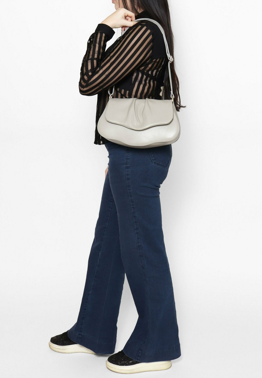 Сумка Chiara Ferretti SHOULDER, Light Grey
Сумка Chiara Ferretti SHOULDER, Light Grey