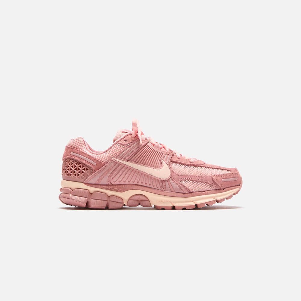 Кроссовки Nike WMNS Zoom Vomero 5 Sde, цвет Red Stardust/Crimson Tint/Metallic P
Кроссовки Nike WMNS Zoom Vomero 5 Sde, цвет Red Stardust/Crimson Tint/Metallic P