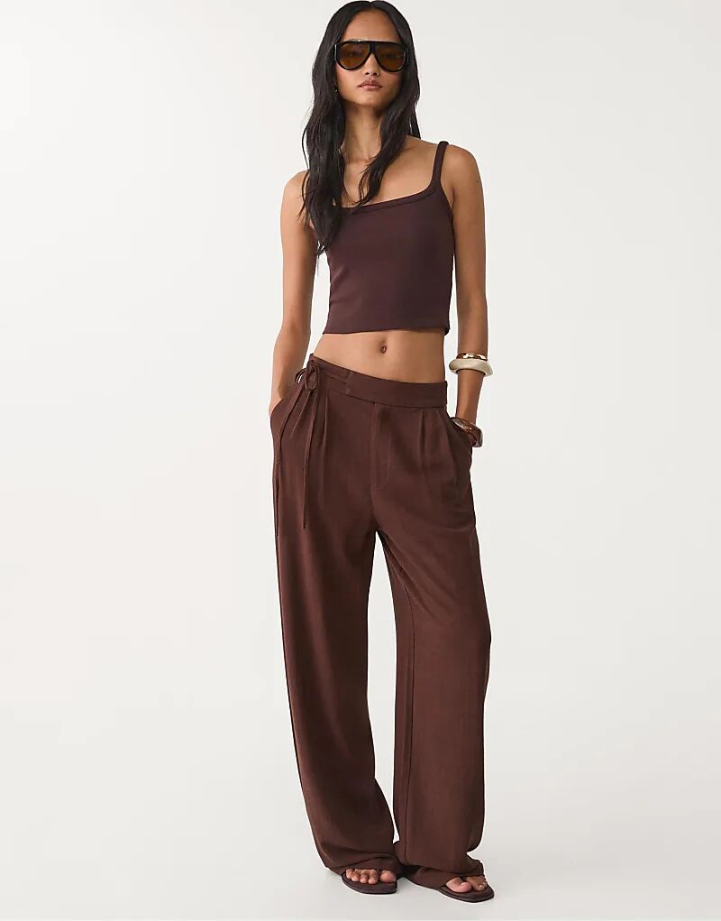 Брюки Stradivarius Flowing из льняной смеси с завязкой коричневого цвета
Брюки Stradivarius Flowing из льняной смеси с завязкой коричневого цвета