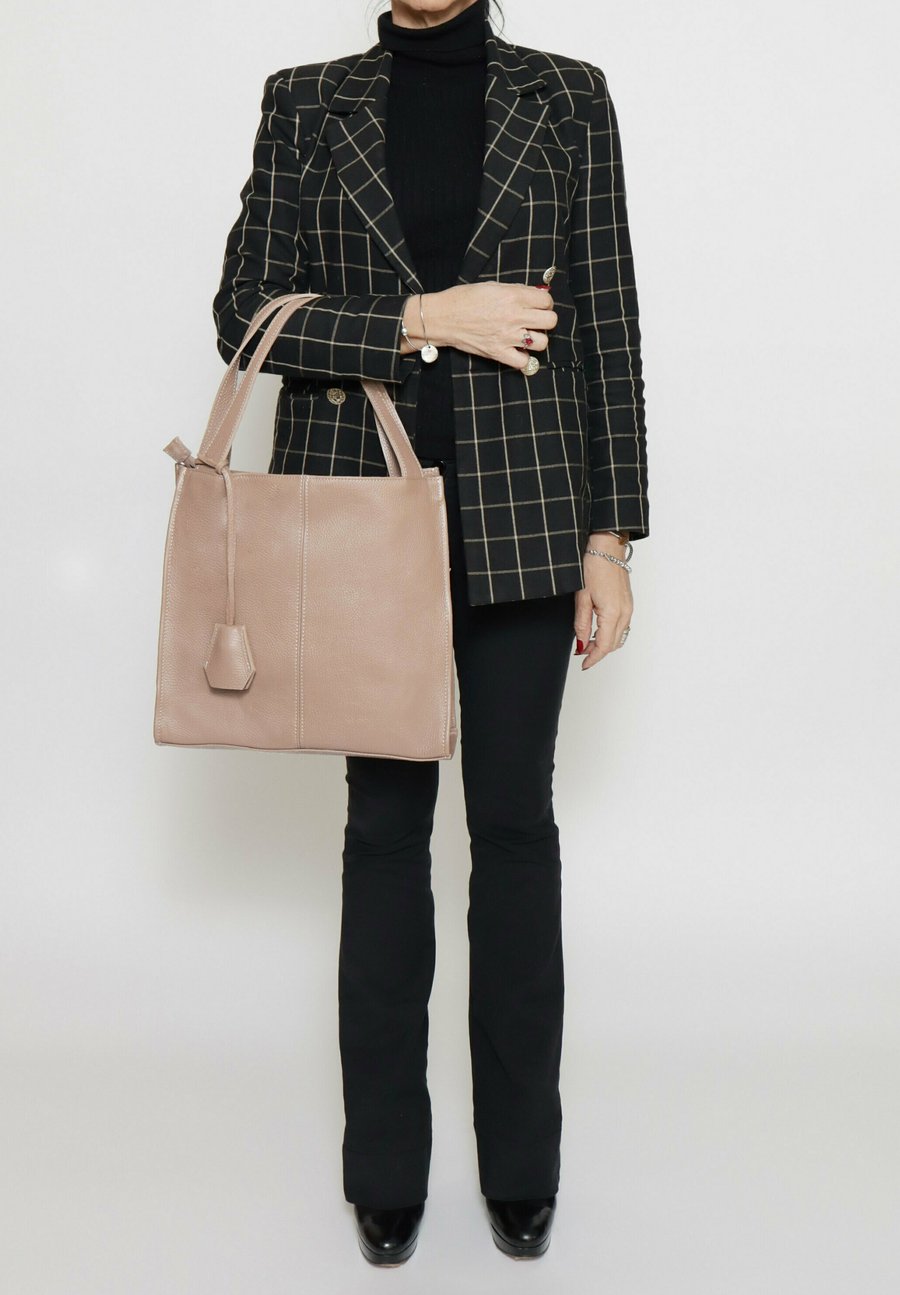 Сумка-шоппер Chiara Ferretti SHOULDER, D Cipria/Mottled Beige
Сумка-шоппер Chiara Ferretti SHOULDER, D Cipria/Mottled Beige