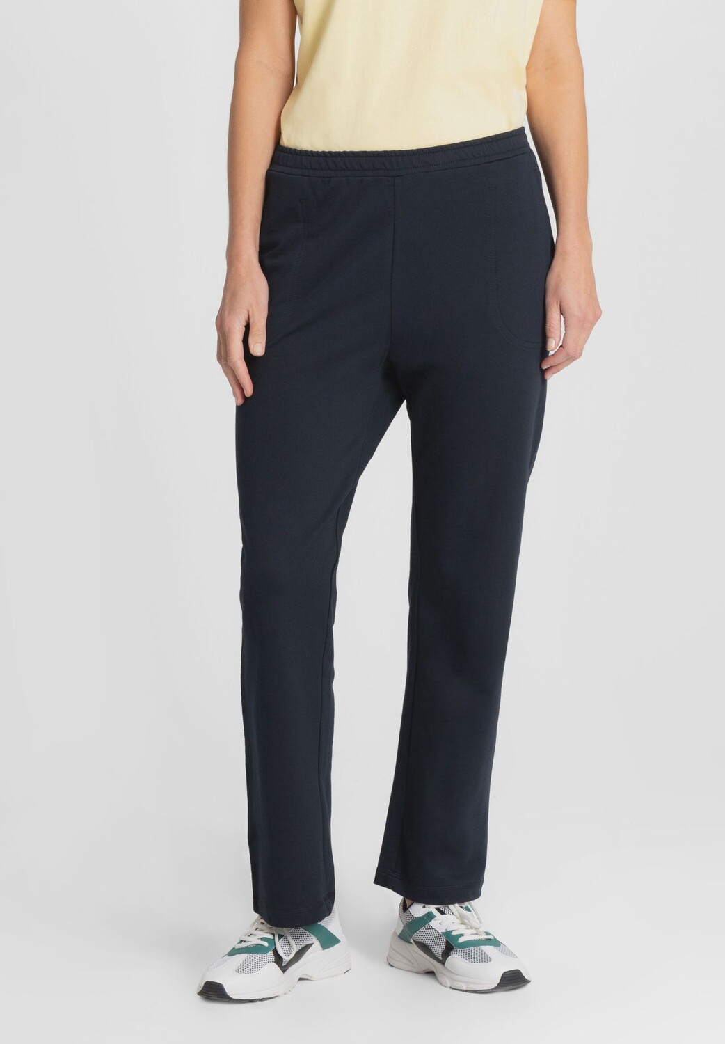 Спортивные брюки Селена, боковые карманы, пояс на резинке, женские JOY sportswear, цвет Night
Спортивные брюки Селена, боковые карманы, пояс на резинке, женские JOY sportswear, цвет Night