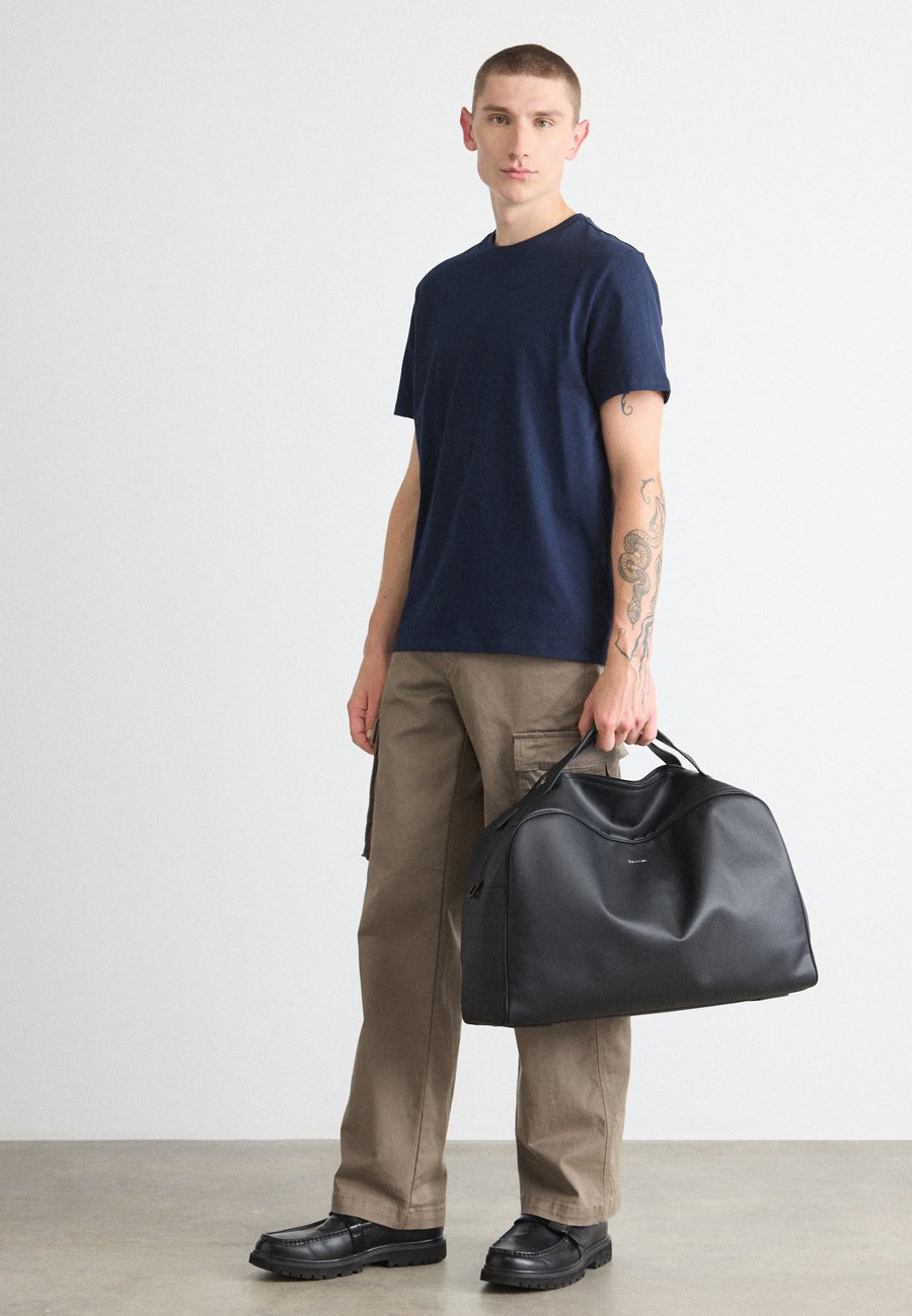 Футболка Calvin Klein Jeans CLASSIC MONOGRAM 2, Dark Sapphire/Bright White/Black, Белый, Футболка Calvin Klein Jeans CLASSIC MONOGRAM 2, Dark Sapphire/Bright White/Black
Футболка Calvin Klein Jeans CLASSIC MONOGRAM 2, Dark Sapphire/Bright White/Black, Белый, Футболка Calvin Klein Jeans CLASSIC MONOGRAM 2, Dark Sapphire/Bright White/Black