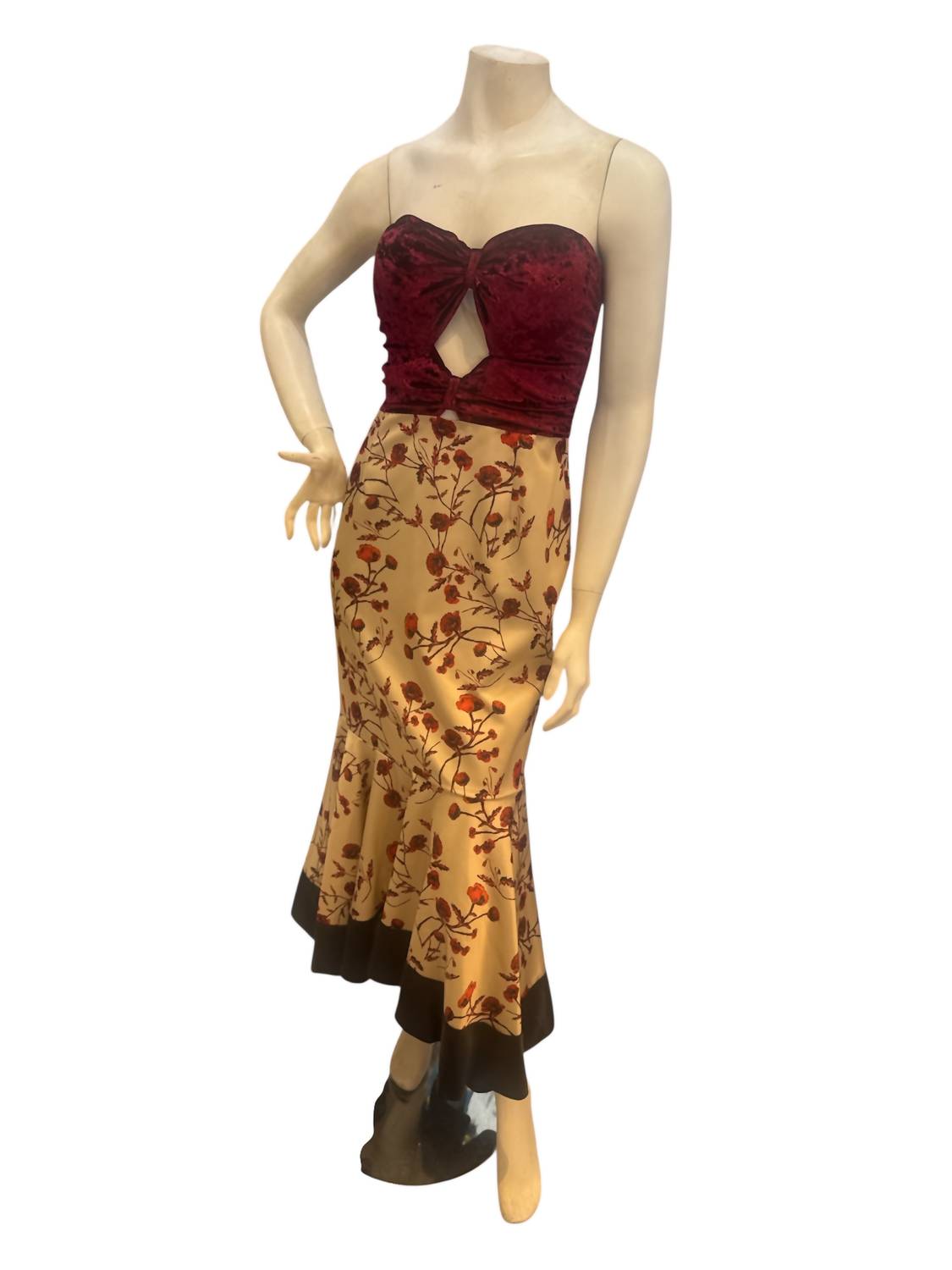 Бежево-красное атласное платье без бретелей с цветочным принтом La Pateau
Бежево-красное атласное платье без бретелей с цветочным принтом La Pateau