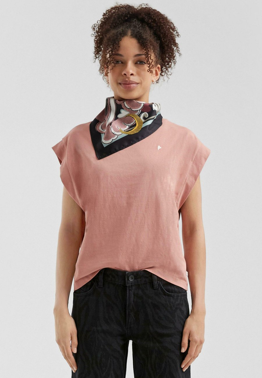 Футболка QS MIT STICKEREI, Altrosa/Pink, Розовый, Футболка QS MIT STICKEREI, Altrosa/Pink
Футболка QS MIT STICKEREI, Altrosa/Pink, Розовый, Футболка QS MIT STICKEREI, Altrosa/Pink