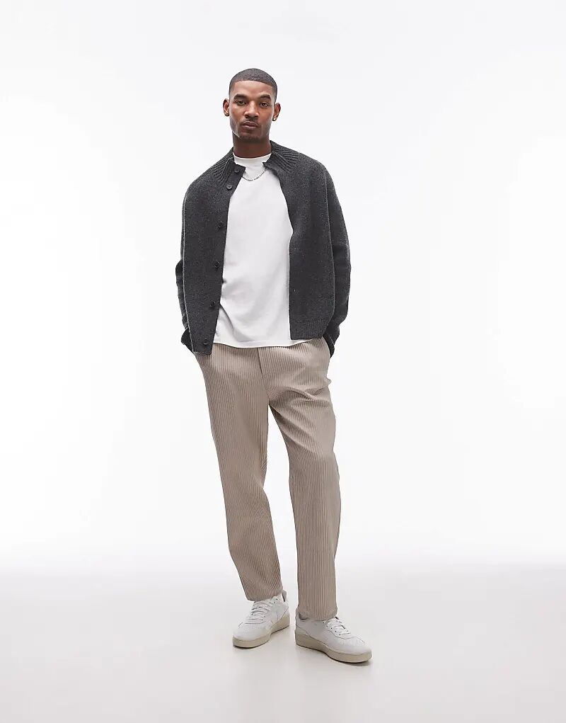 Шерстяной вязаный кардиган ARKET с воротником-стойкой черного цвета
Шерстяной вязаный кардиган ARKET с воротником-стойкой черного цвета