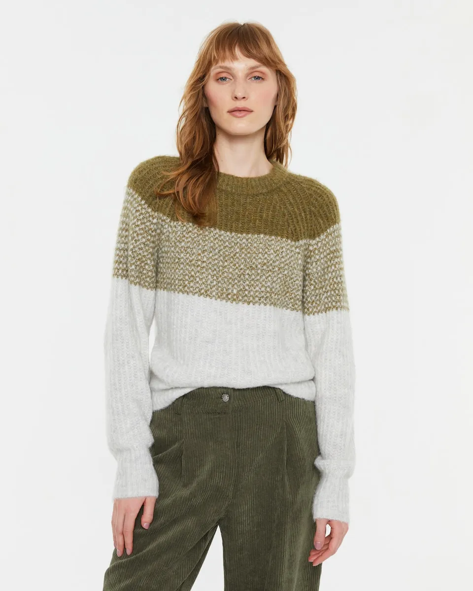 Женский двухцветный джемпер с круглым вырезом Andam
Женский двухцветный джемпер с круглым вырезом Andam