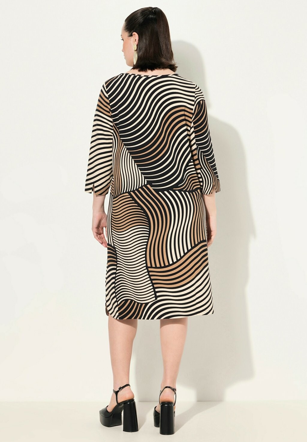 Платье из джерси MIXED WAVE PRINT 3/4 SLEEVE Ulla Popken, черный
Платье из джерси MIXED WAVE PRINT 3/4 SLEEVE Ulla Popken, черный