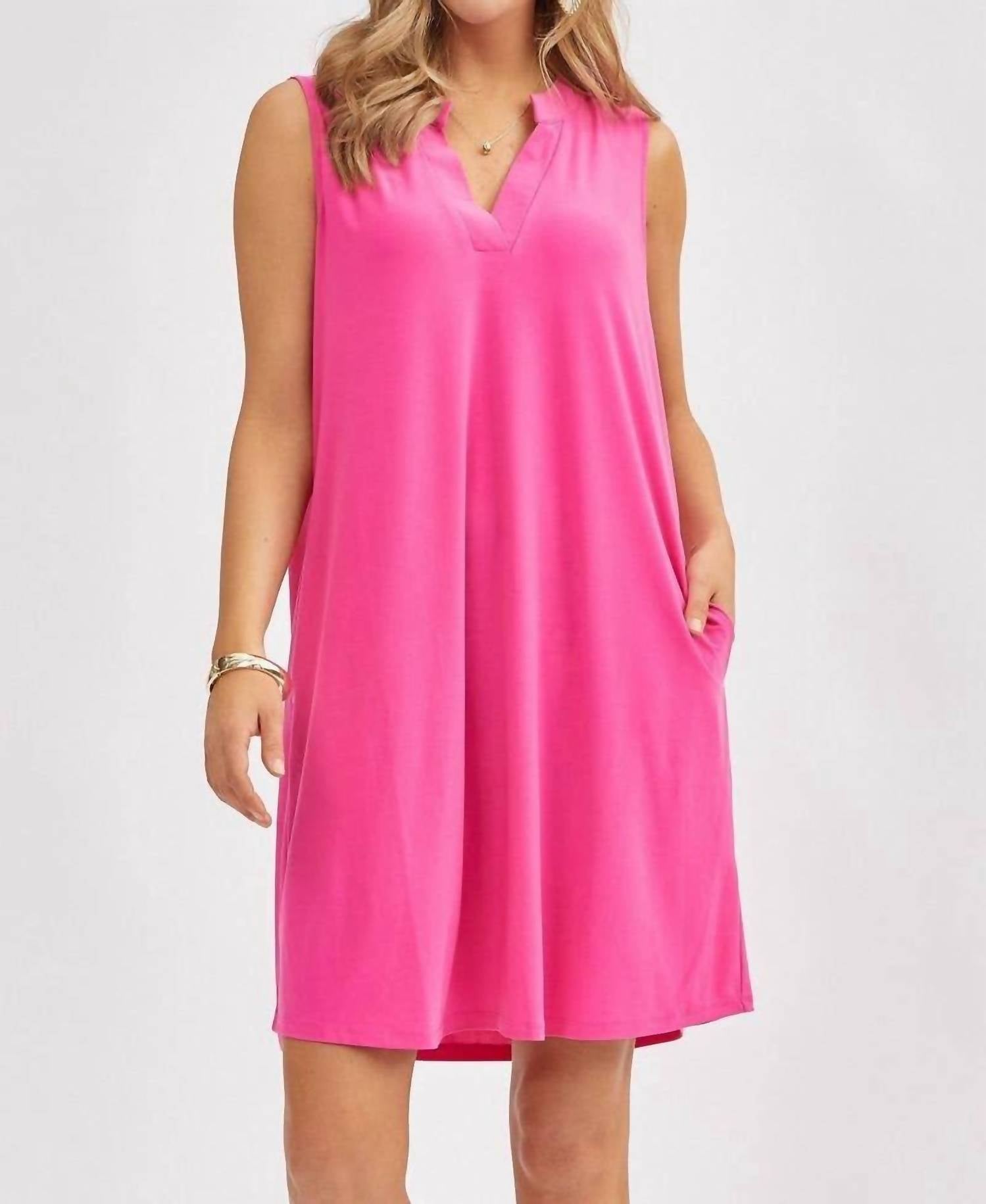 Однотонное платье с V-образным вырезом в ярко-розовом цвете Dear Scarlett, розовый
Однотонное платье с V-образным вырезом в ярко-розовом цвете Dear Scarlett, розовый