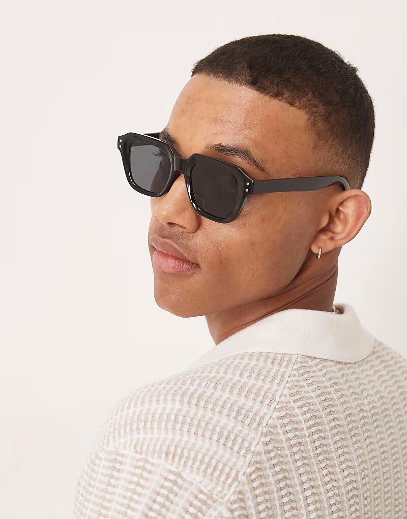 Солнцезащитные очки ASOS DESIGN квадратной формы с дымчатыми линзами и массивной черной оправой
Солнцезащитные очки ASOS DESIGN квадратной формы с дымчатыми линзами и массивной черной оправой