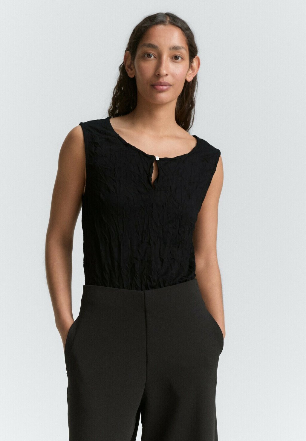 Топ CRINKLE MIT SCHLITZ-DETAIL - Blouse TOM TAILOR, черный 
Топ CRINKLE MIT SCHLITZ-DETAIL - Blouse TOM TAILOR, черный