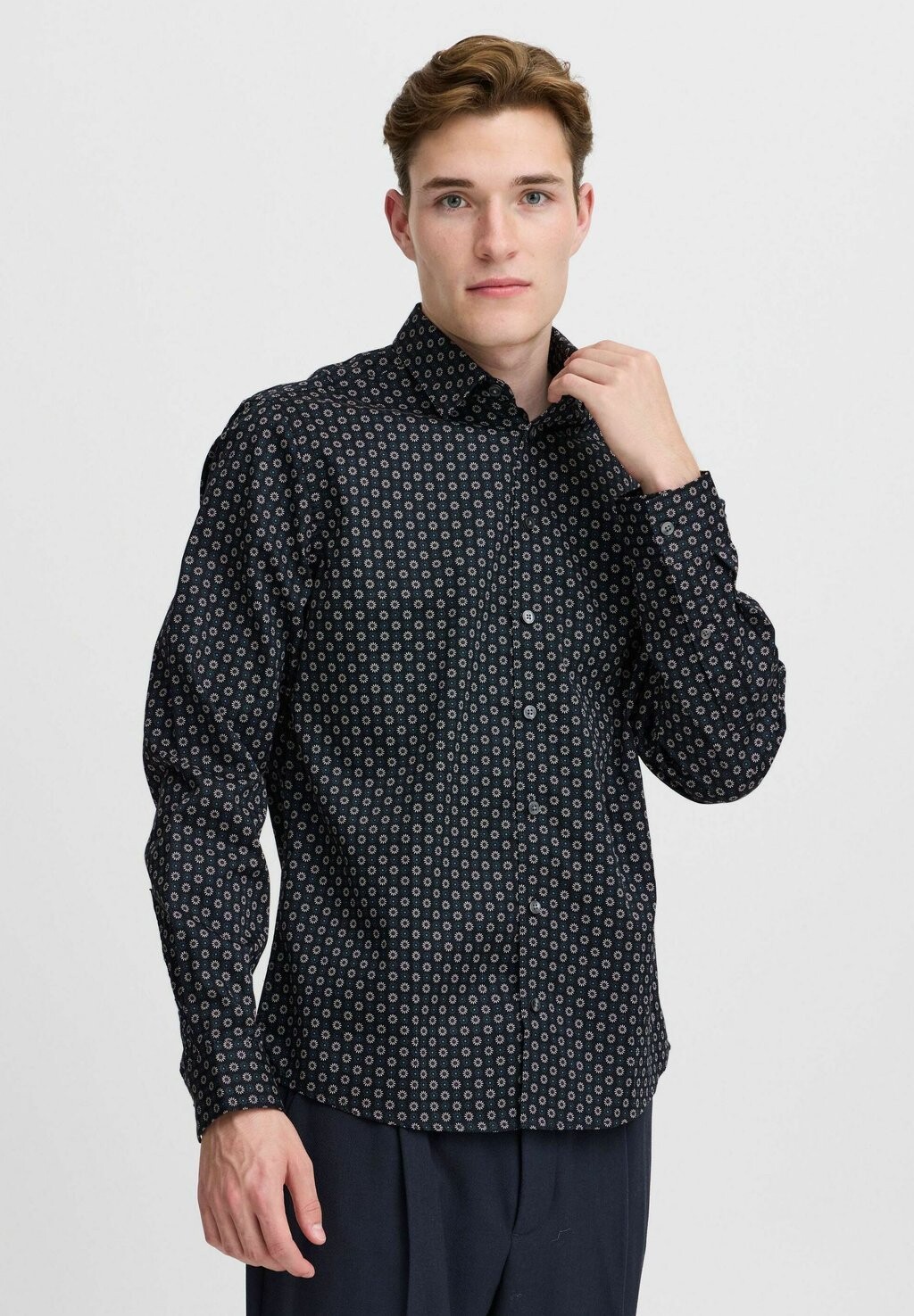 Рубашка ANTON FLORAL AOP Casual Friday, темно-синий
Рубашка ANTON FLORAL AOP Casual Friday, темно-синий