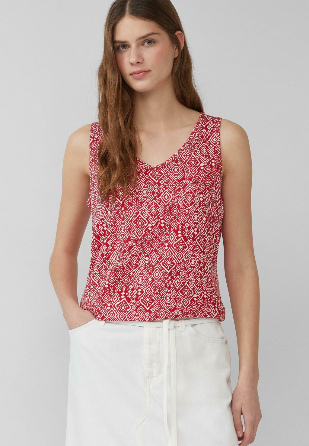 Топ MIT CUT-OUT UND SCHLEIFE s.Oliver, красный
Топ MIT CUT-OUT UND SCHLEIFE s.Oliver, красный