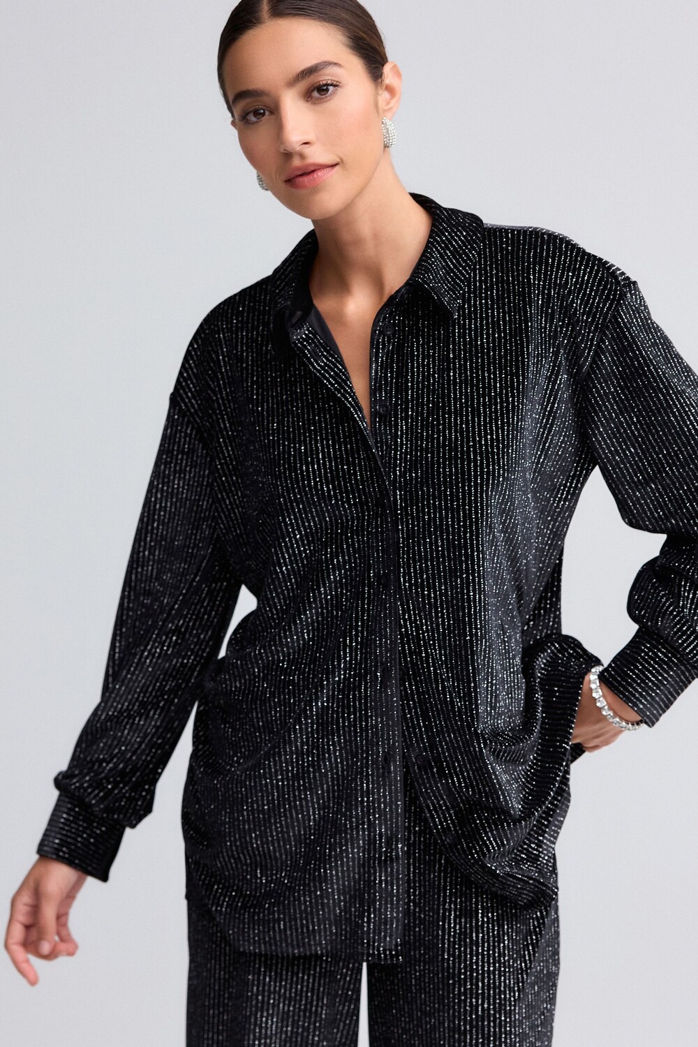 Рубашка с длинными рукавами из блестящего бархата в тонкую полоску Next, черный
Рубашка с длинными рукавами из блестящего бархата в тонкую полоску Next, черный