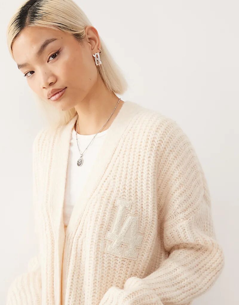 Вязаный кардиган New Era NY Yankees свободного кроя белого цвета
Вязаный кардиган New Era NY Yankees свободного кроя белого цвета