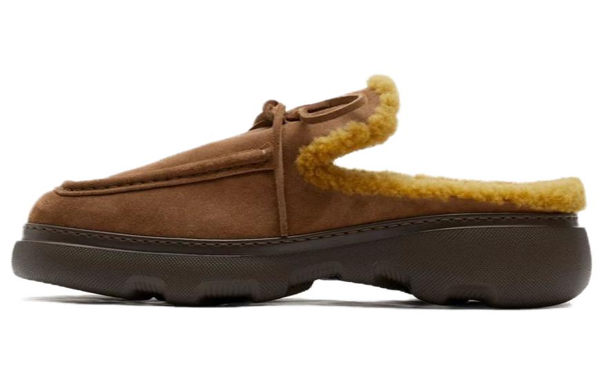 Burberry Стоуни замшевые тапочки с отделкой из овчины
Burberry Стоуни замшевые тапочки с отделкой из овчины