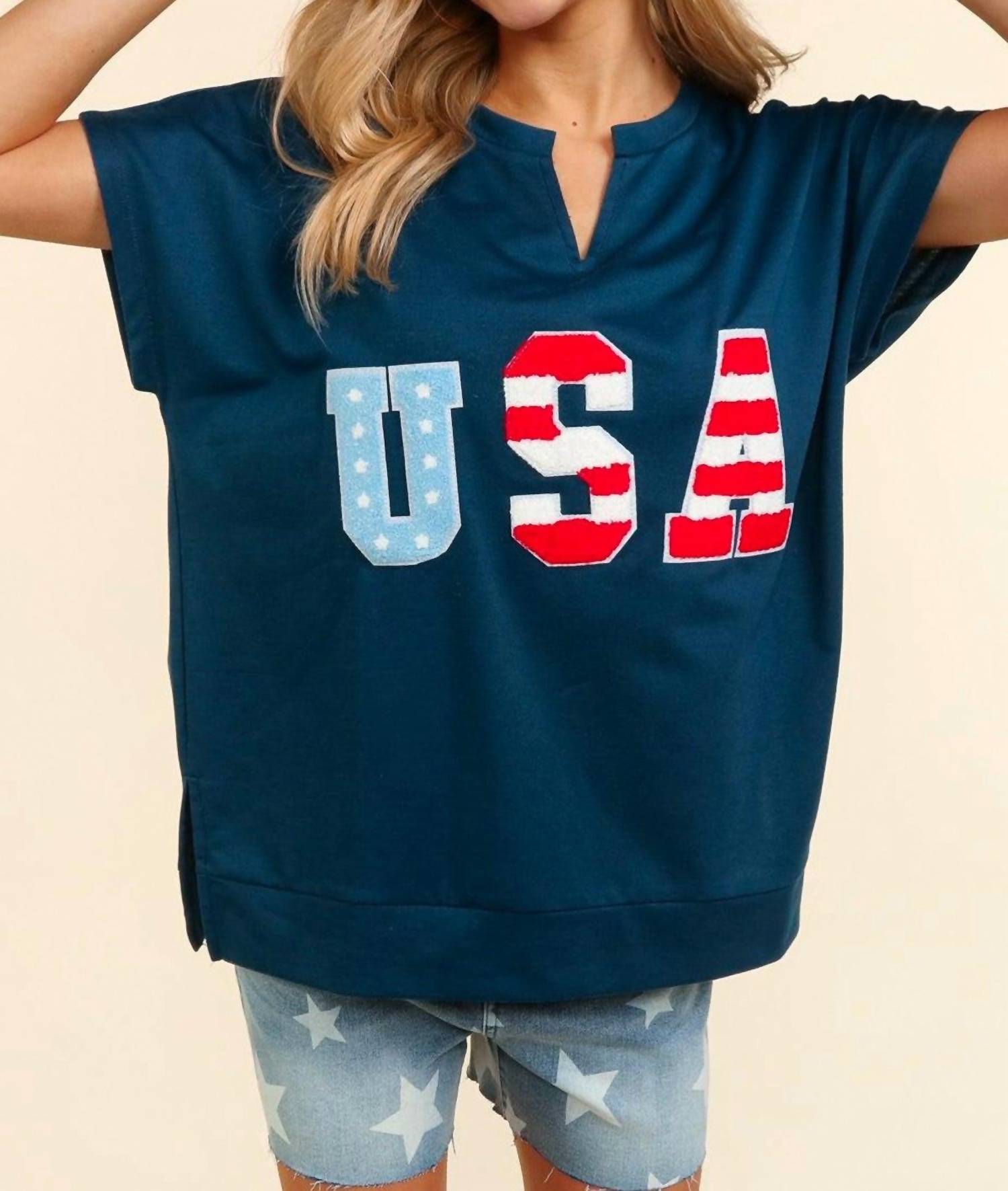 Синий топ с вырезом на шее и рукавом долман с тисненой звездой и полосой патча США Haptics
Синий топ с вырезом на шее и рукавом долман с тисненой звездой и полосой патча США Haptics