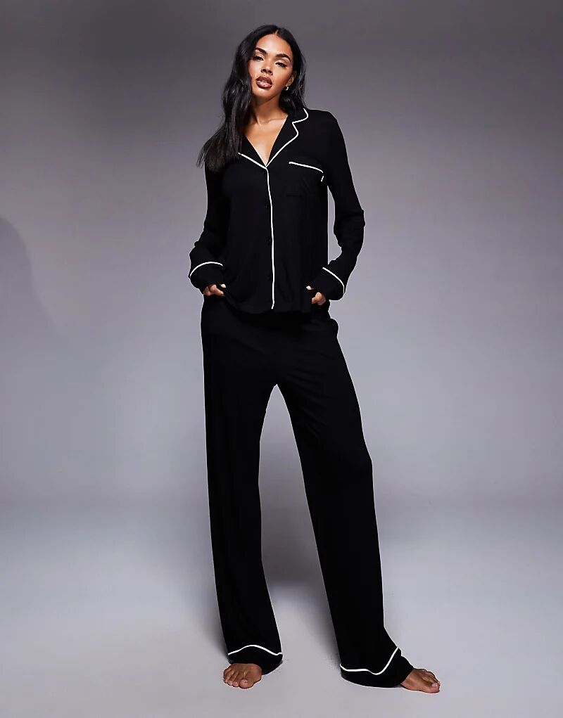 Комплект для сна DKNY из топа и брюк черного цвета
Комплект для сна DKNY из топа и брюк черного цвета