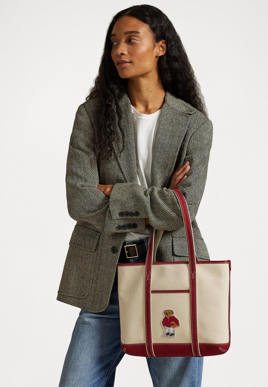 Сумка Polo Ralph Lauren POLO BEAR CANVAS SMALL SHOPPER TOTE, Ecru/Radish/Off-White
Сумка Polo Ralph Lauren POLO BEAR CANVAS SMALL SHOPPER TOTE, Ecru/Radish/Off-White