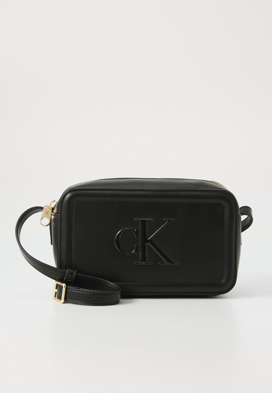 Сумка кросс-боди Calvin Klein BOLD CAMERA BAG, Black
Сумка кросс-боди Calvin Klein BOLD CAMERA BAG, Black