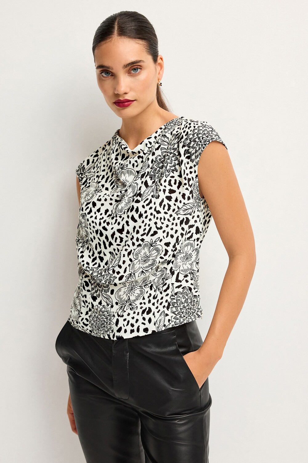 Топ с драпированным вырезом и рукавами полукруглой формы Next, черный
Топ с драпированным вырезом и рукавами полукруглой формы Next, черный