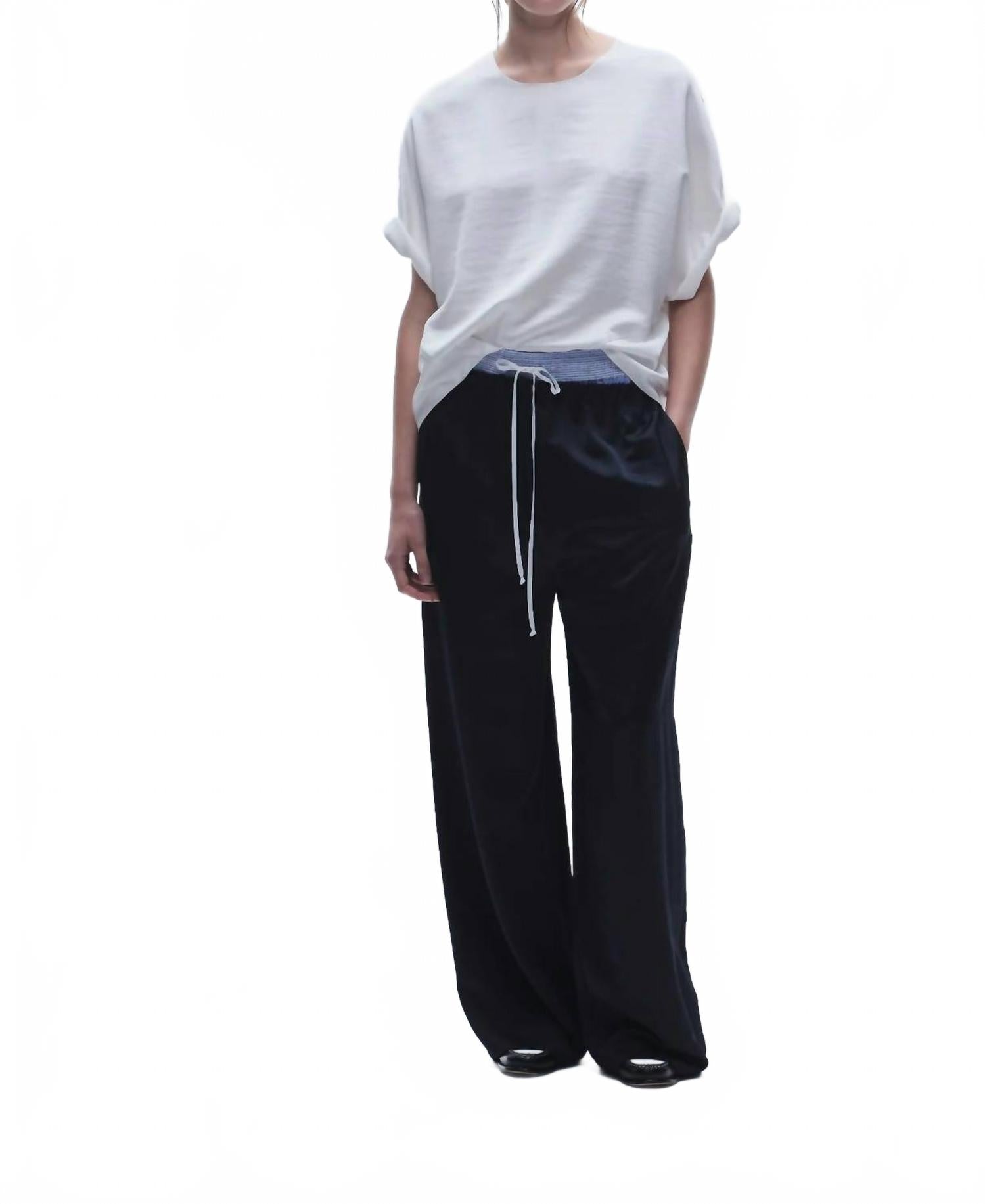 Paige Брюки на резинке в цвете Navy Saint Art
Paige Брюки на резинке в цвете Navy Saint Art