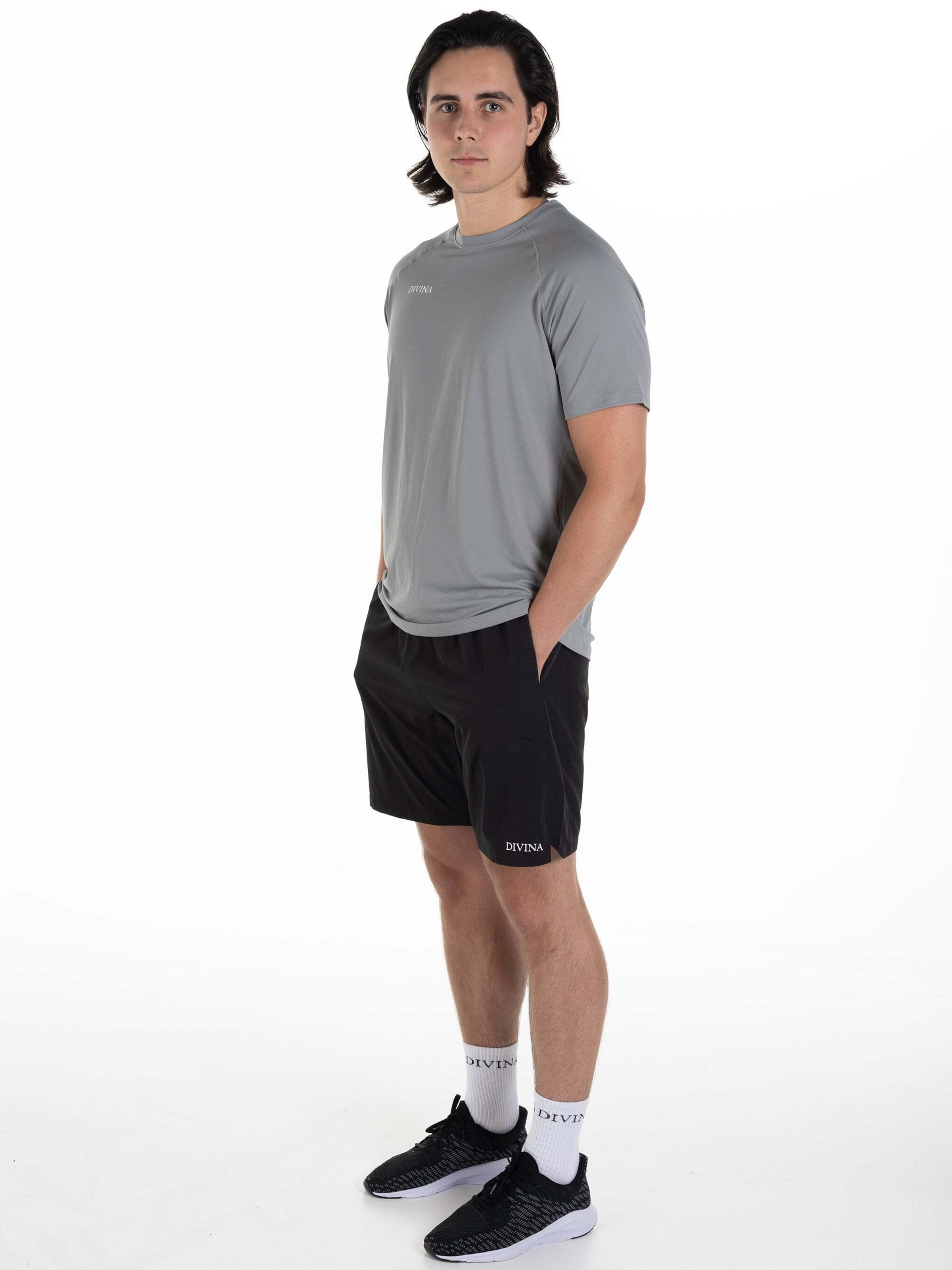 Divina Широкие шорты 'Miles' в черном цвете
Divina Широкие шорты 'Miles' в черном цвете